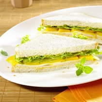 Sandwich mit Bonbel Butterkäse, Putenbrust und Pfirsichen